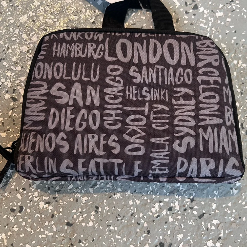 Hard Rock Cafe Black and Purple Logo Travel Pouch - Picture 2 of 5